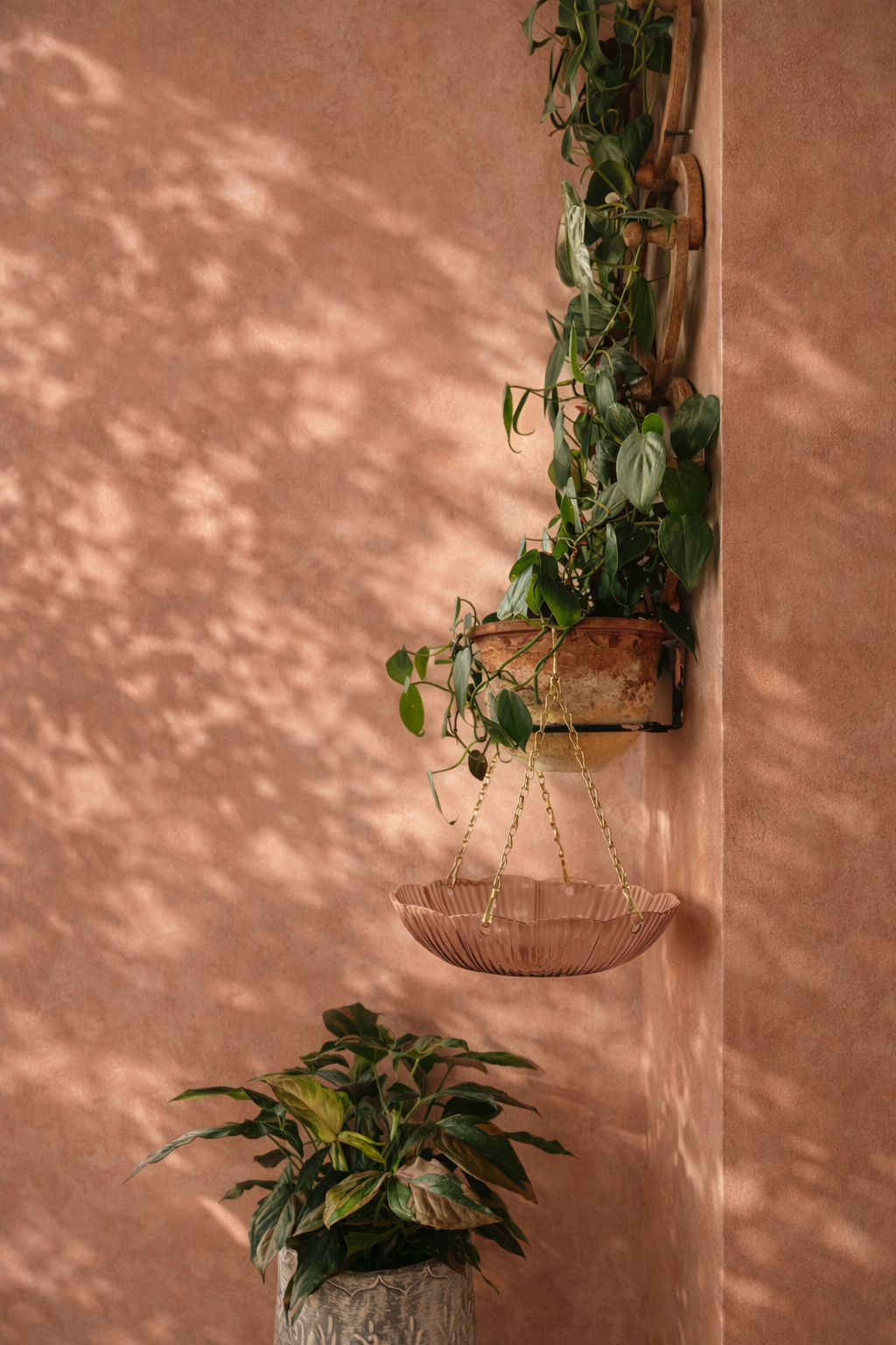 Scalloped Hanging Catch Tray in Amber